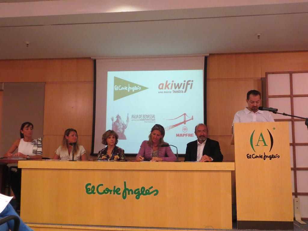Rueda de prensa de presentación del acuerdo entre El Corte Inglés y akiwifi, con representantes de ambas entidades en la mesa