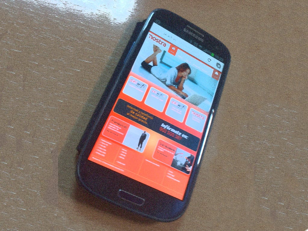 Teléfono móvil mostrando la antigua página web de Nostra akiwifi