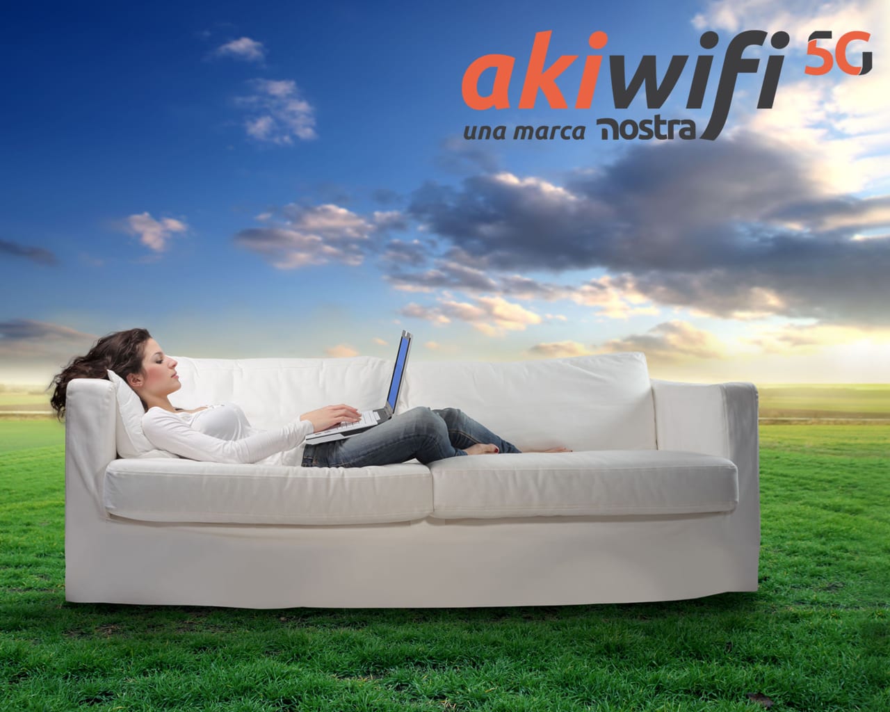 Anuncio de akiwifi 5G: una mujer tumbada en un sofá usando el portátil al aire libre