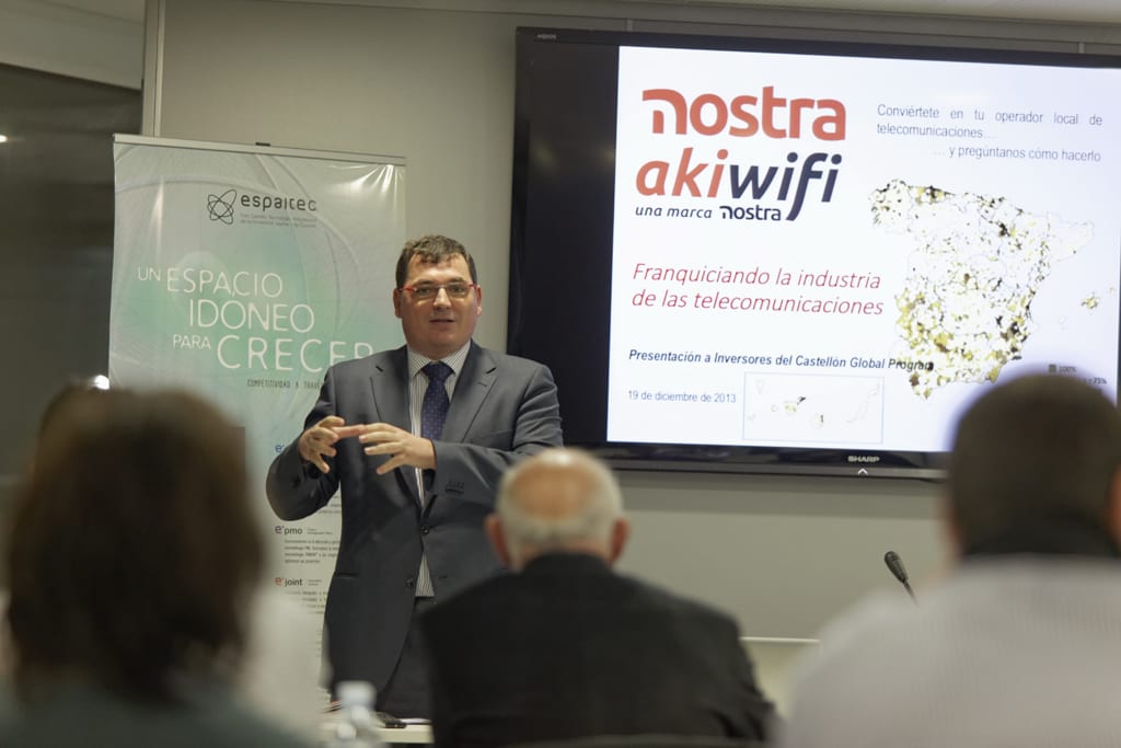 Ponente presentando la franquicia de Nostra akiwifi en una jornada de Focus Business, con un mapa de España en pantalla