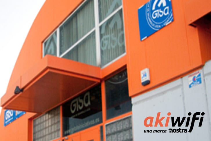 Fachada naranja de un edificio de oficinas con el cartel de GISA y el logo de akiwifi
