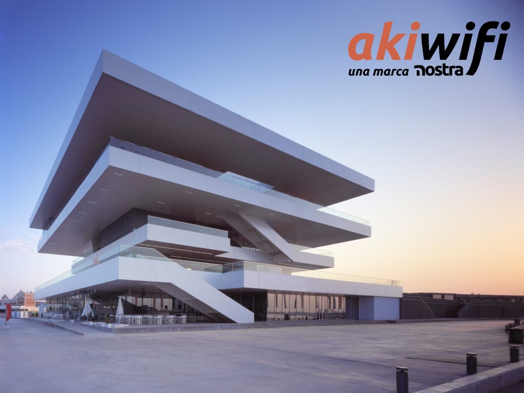 Edificio Veles e Vents del puerto de Valencia al atardecer, con el logo de akiwifi