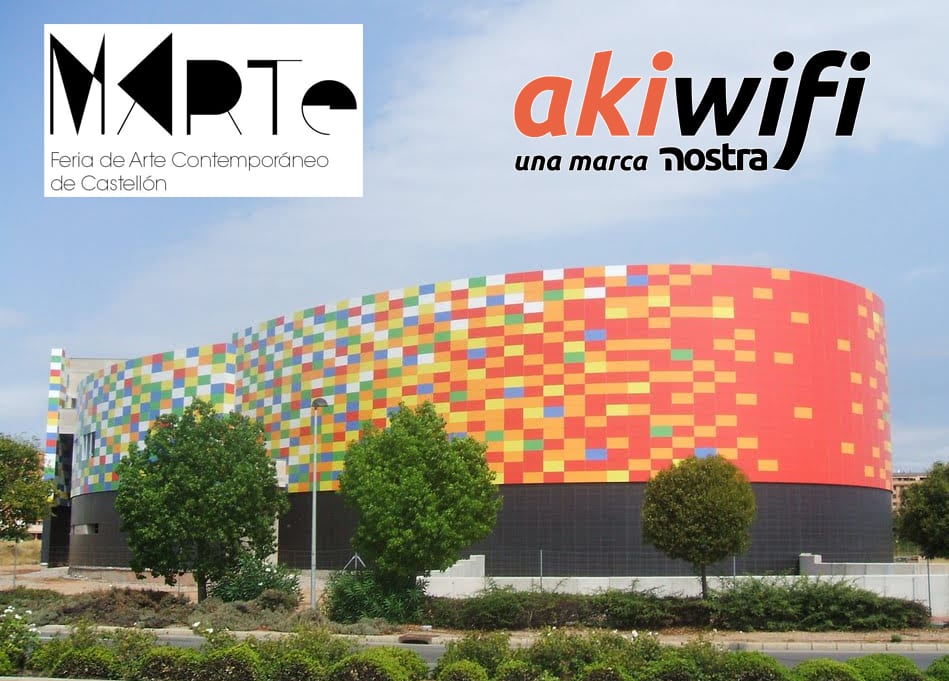 Fachada multicolor del edificio de la Feria MARTE en Castellón, con los logos de MARTE y akiwifi