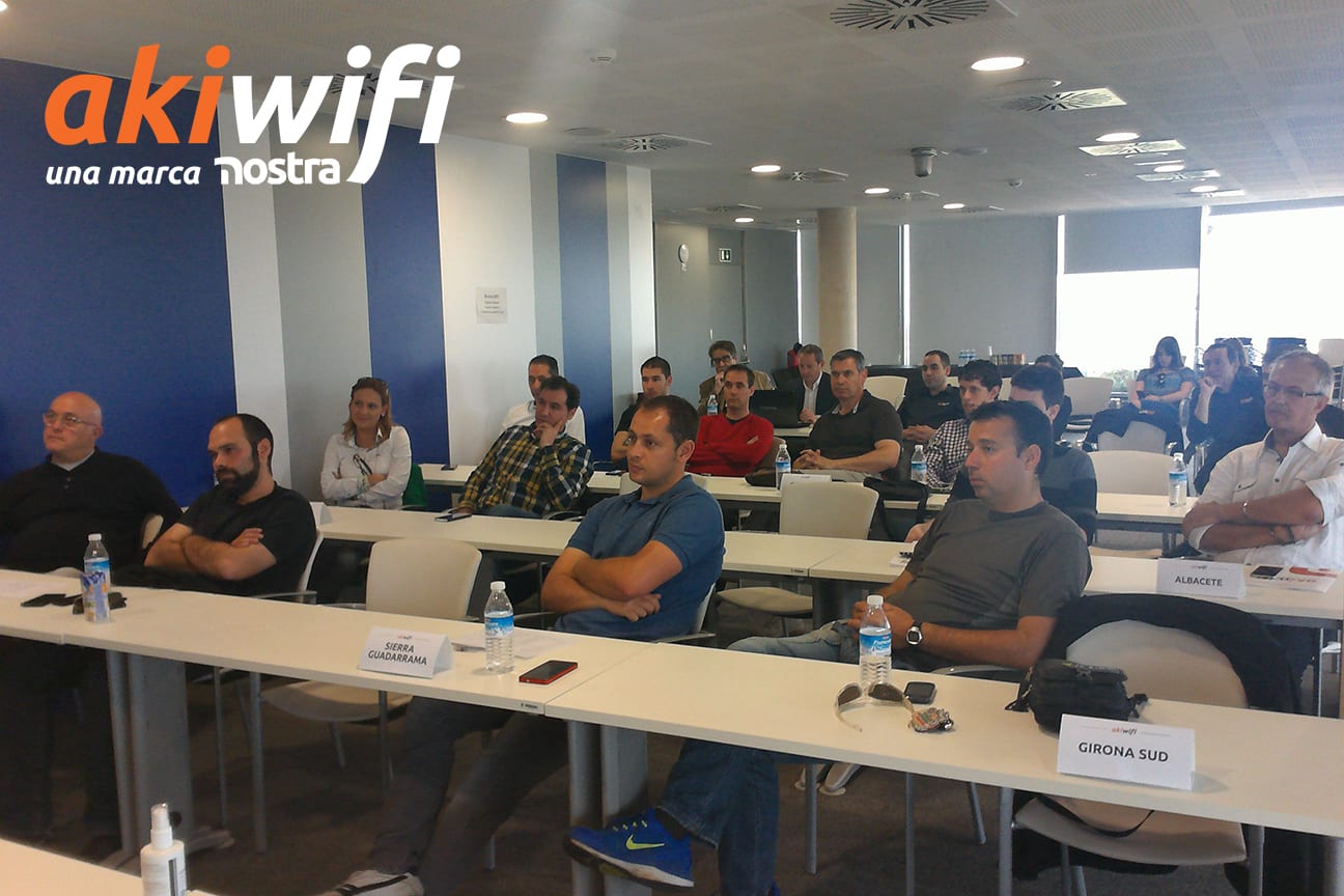 Público sentado en un auditorio al finalizar el primer Congreso de Franquiciados akiwifi, con el logo de la marca en pantalla