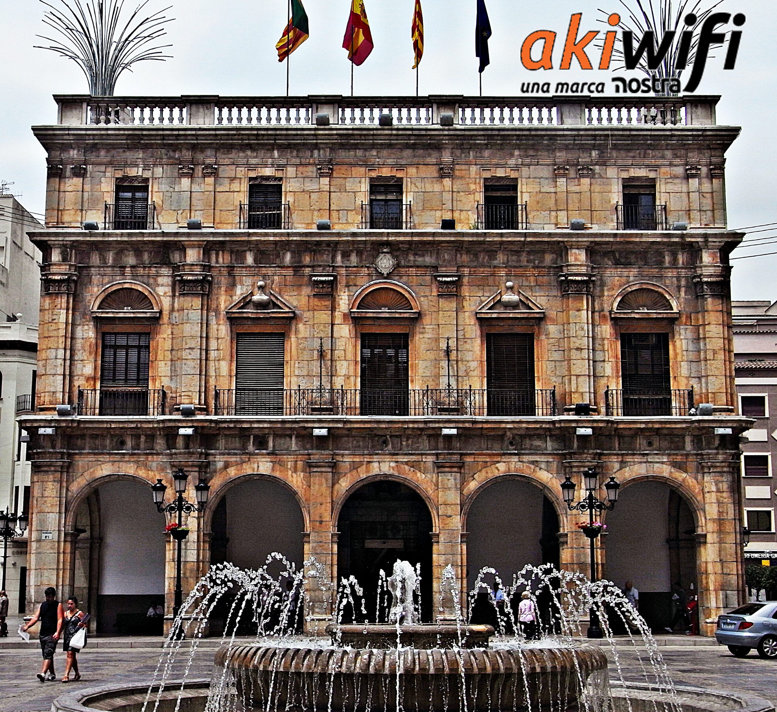 Fachada del Ayuntamiento de Castellón de la Plana con su fuente, con el logo de akiwifi superpuesto