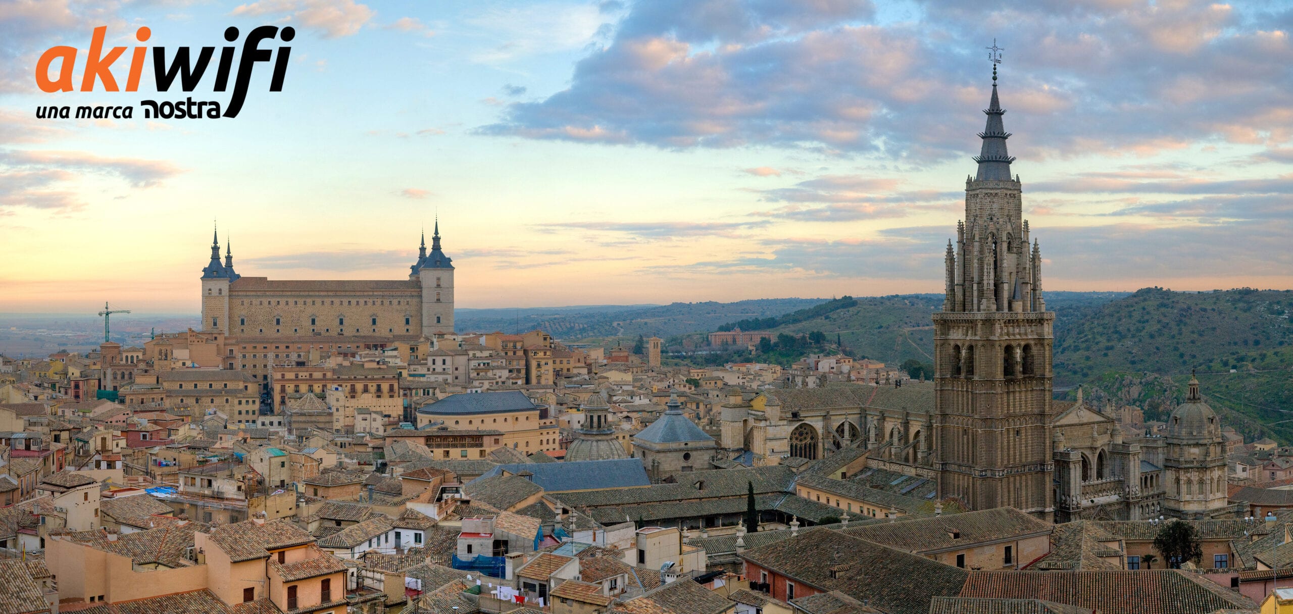 Vista panorámica del skyline de Toledo, con el casco histórico sobre el río Tajo