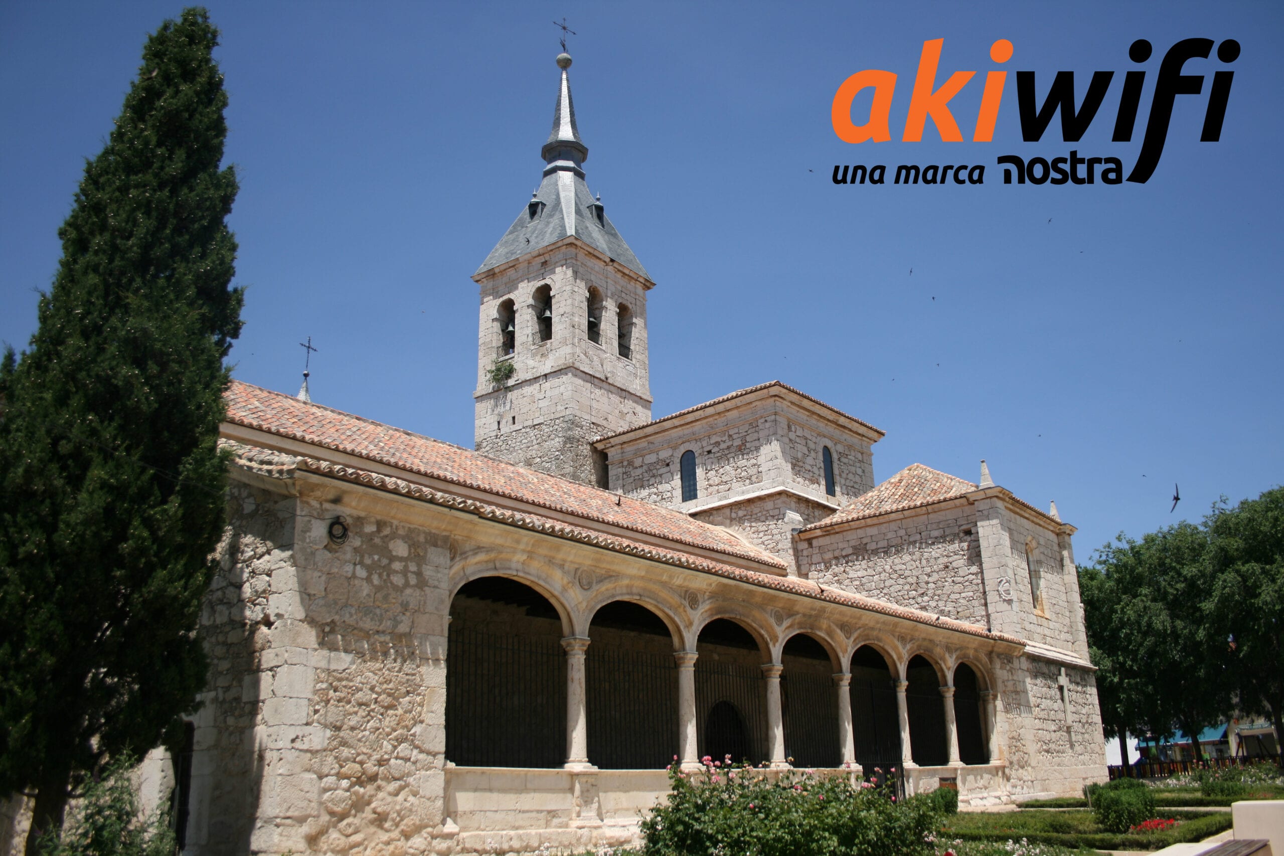 Iglesia de un pueblo de la Alcarria de Alcalá con el logo de akiwifi, una marca Nostra