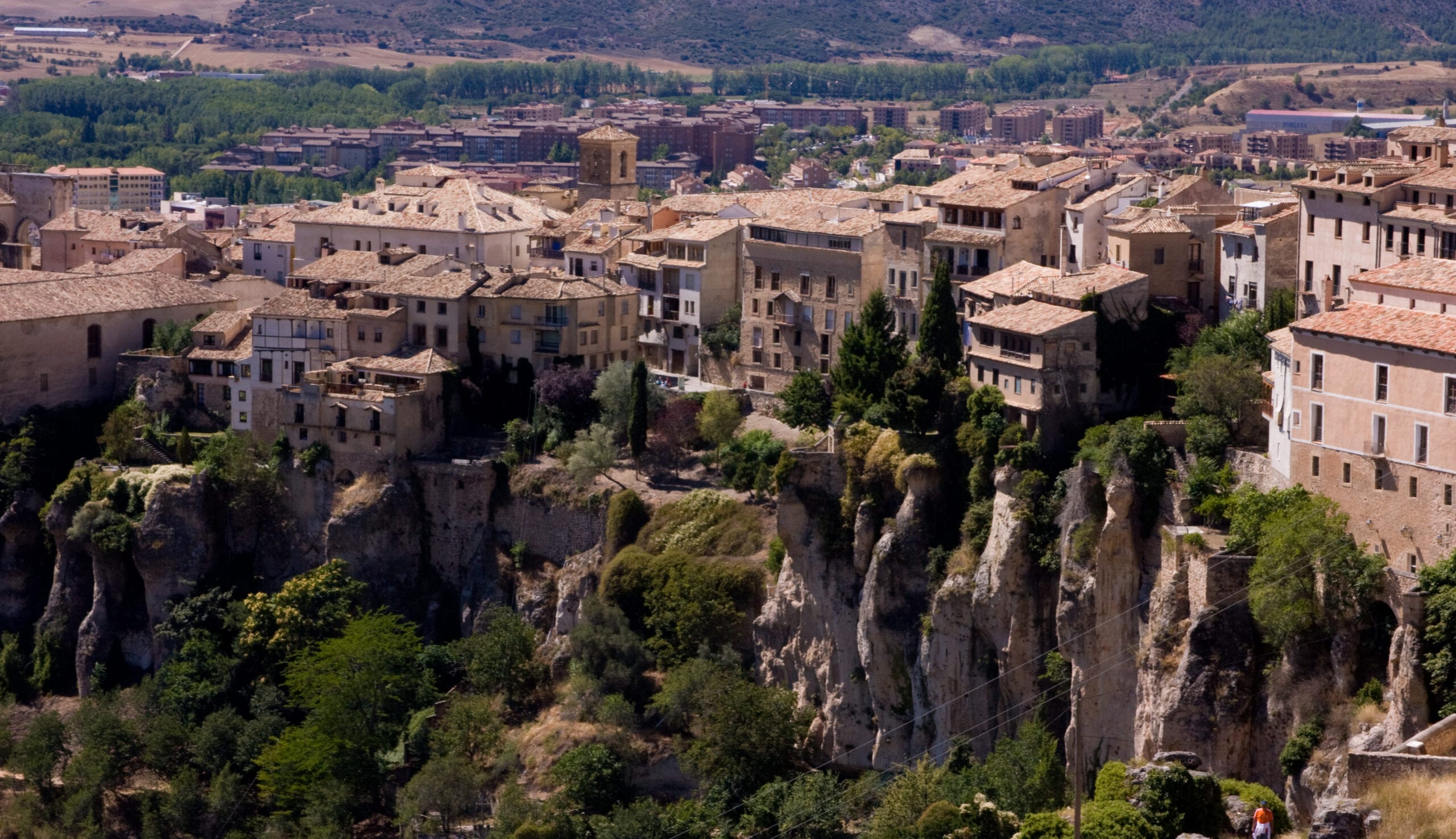 Vista de las casas colgadas de Cuenca sobre los acantilados de la hoz del Huécar