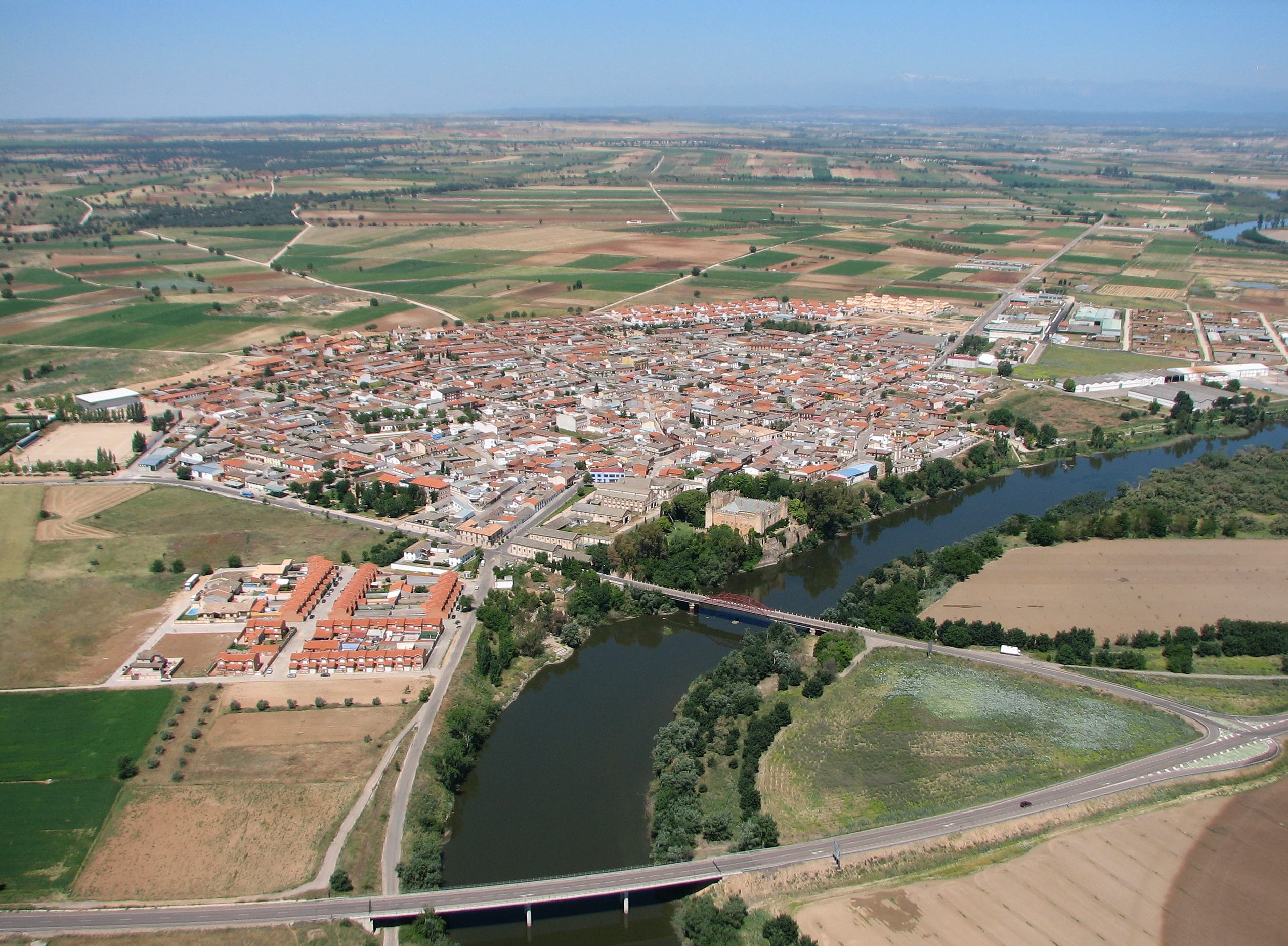 Vista aérea de Malpica de Tajo junto al río, con su castillo y el puente