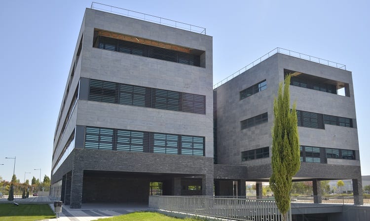 Fachada de un moderno edificio de oficinas de varias plantas