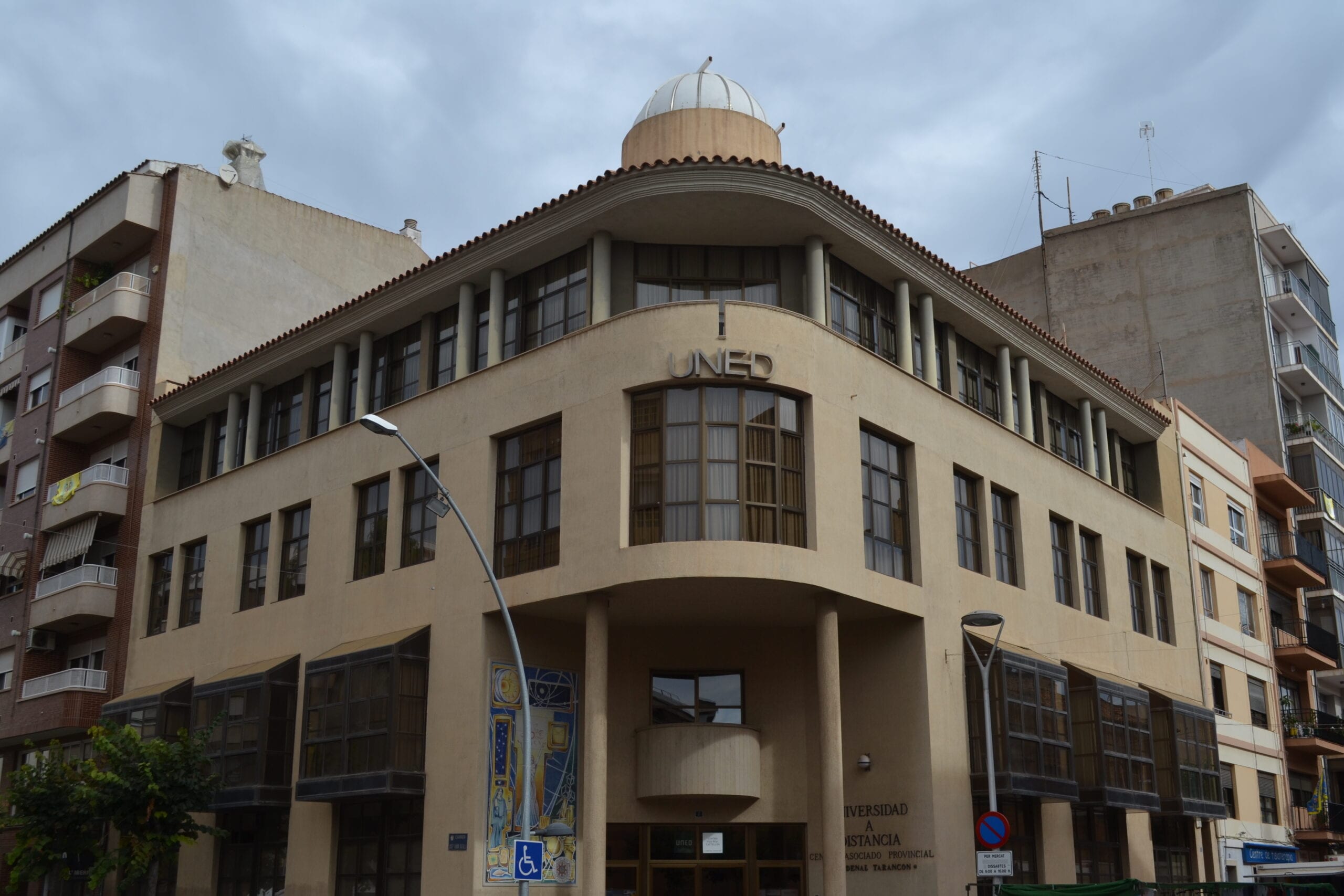 Fachada del edificio de la UNED en Vila-real