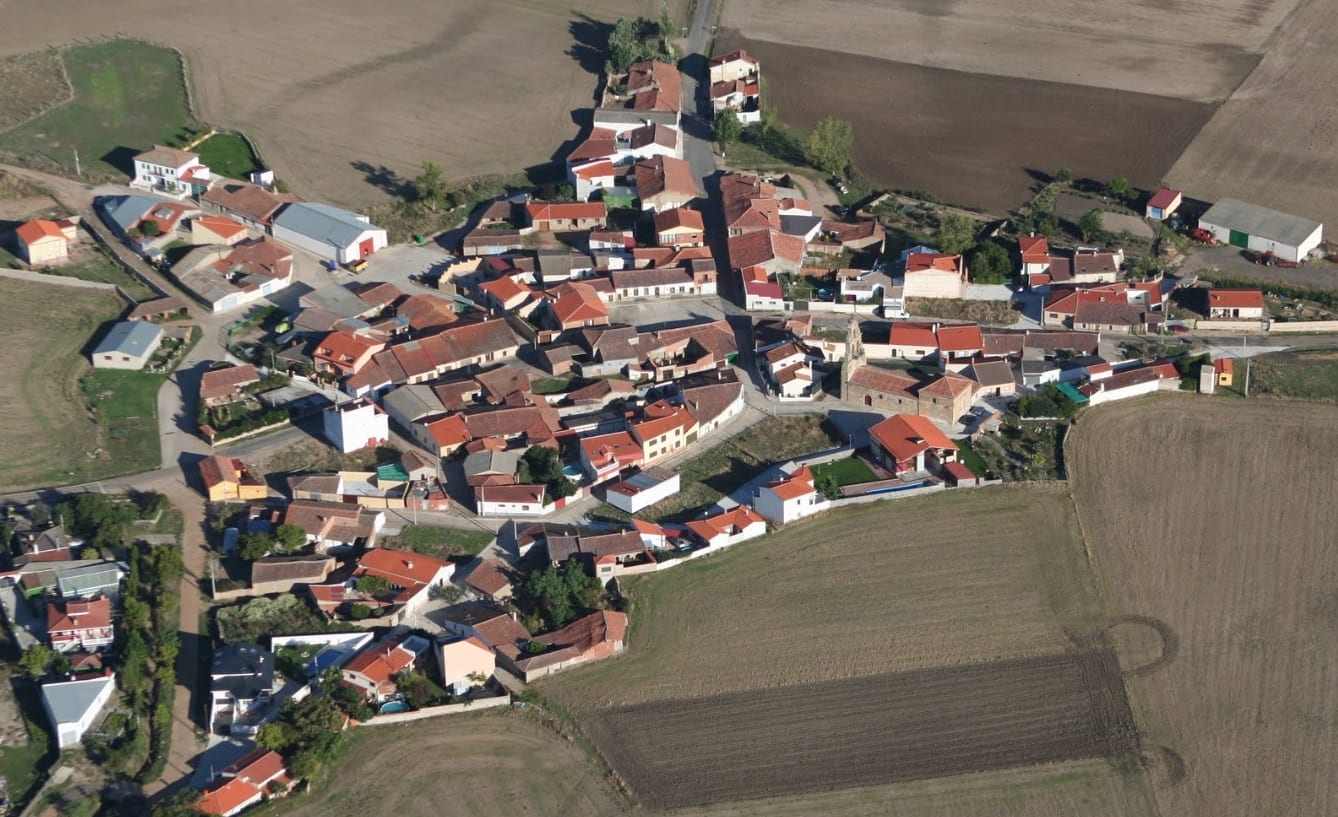 Vista aérea de un pueblo rural de la provincia de Salamanca rodeado de campos de cultivo