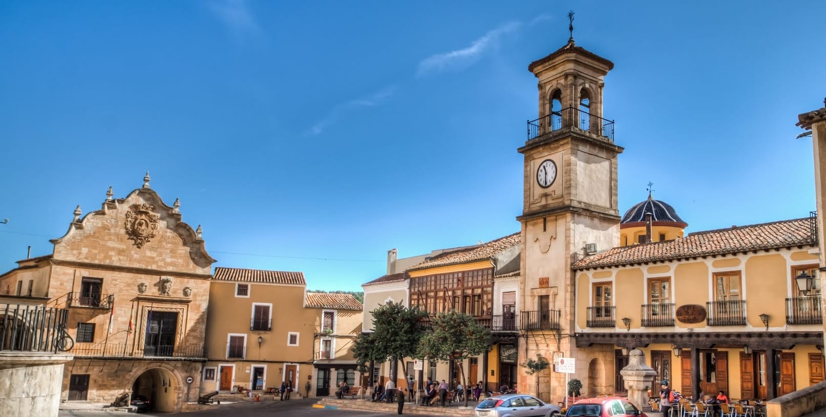Plaza mayor de Chinchilla de Montearagón con su torre del reloj
