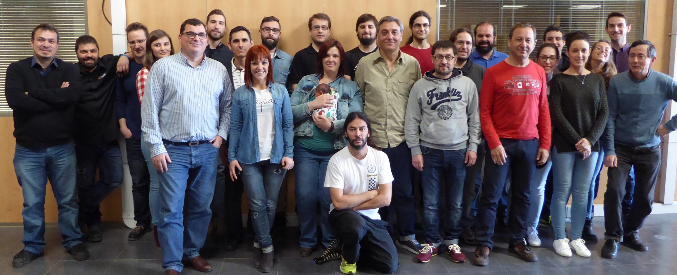 Foto de grupo de unas veinticinco personas del equipo de akiwifi en la sede central