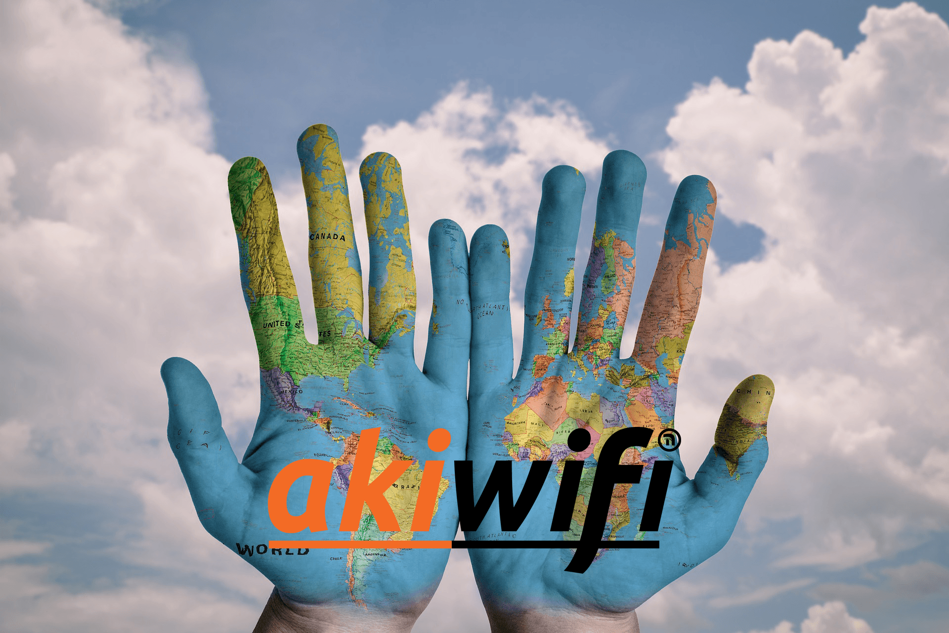 Dos manos pintadas con un mapamundi, con el logo de akiwifi superpuesto