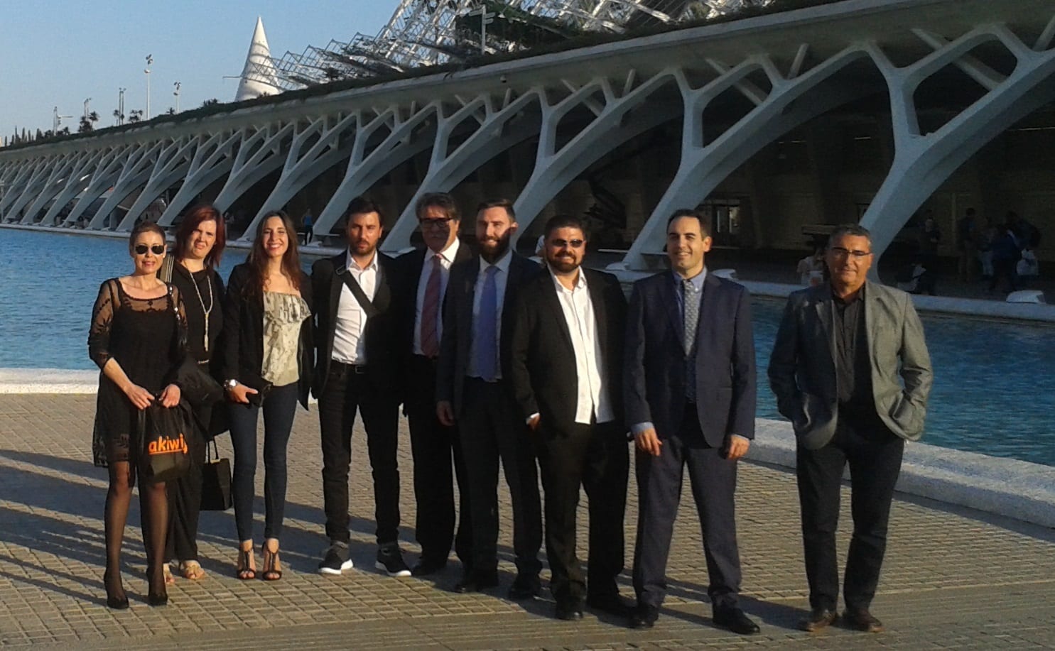 Foto de grupo de los asistentes junto a la Ciudad de las Artes y las Ciencias de Valencia