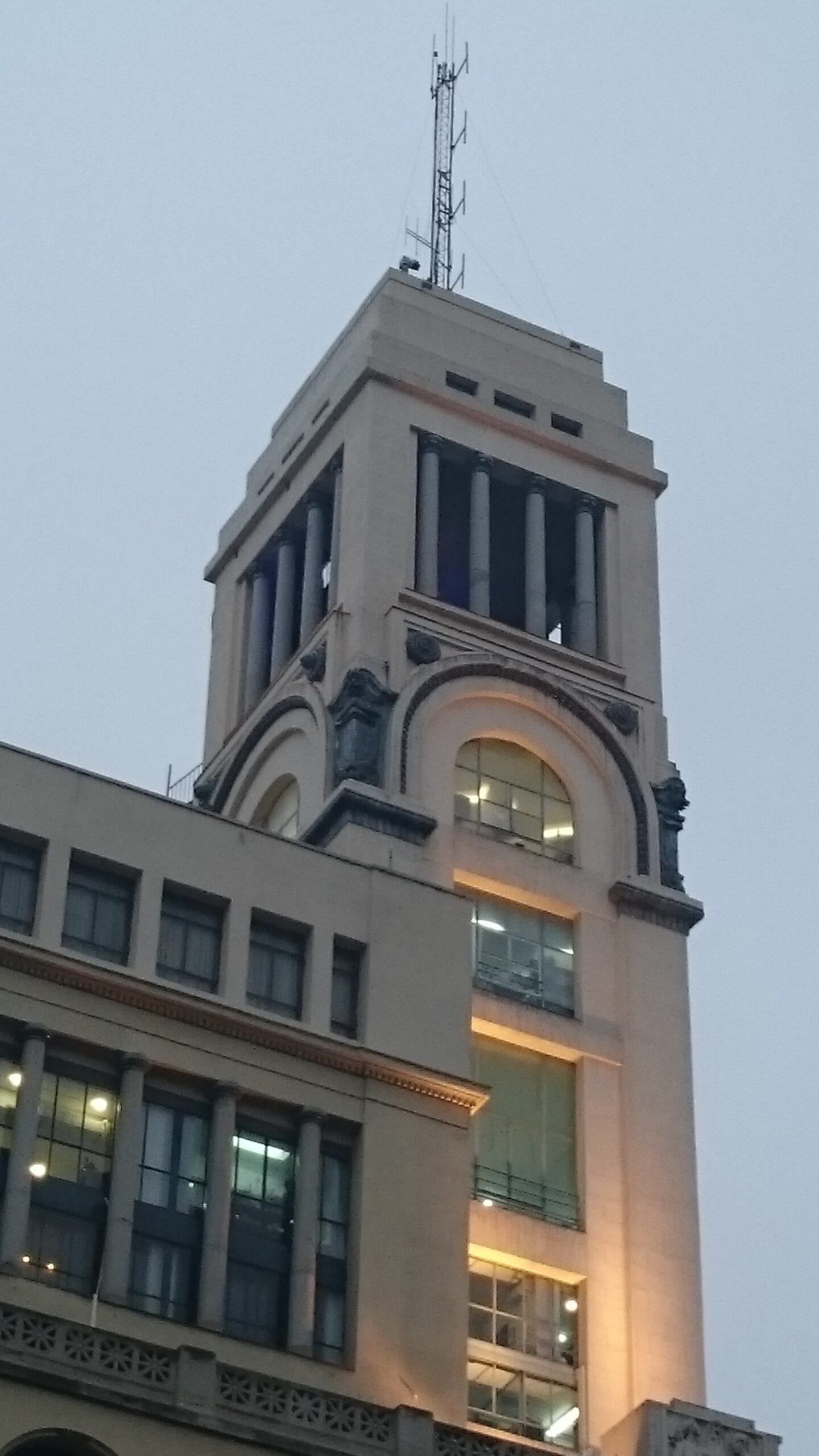 Torre mirador del Círculo de Bellas Artes de Madrid, con antenas de telecomunicaciones en lo alto