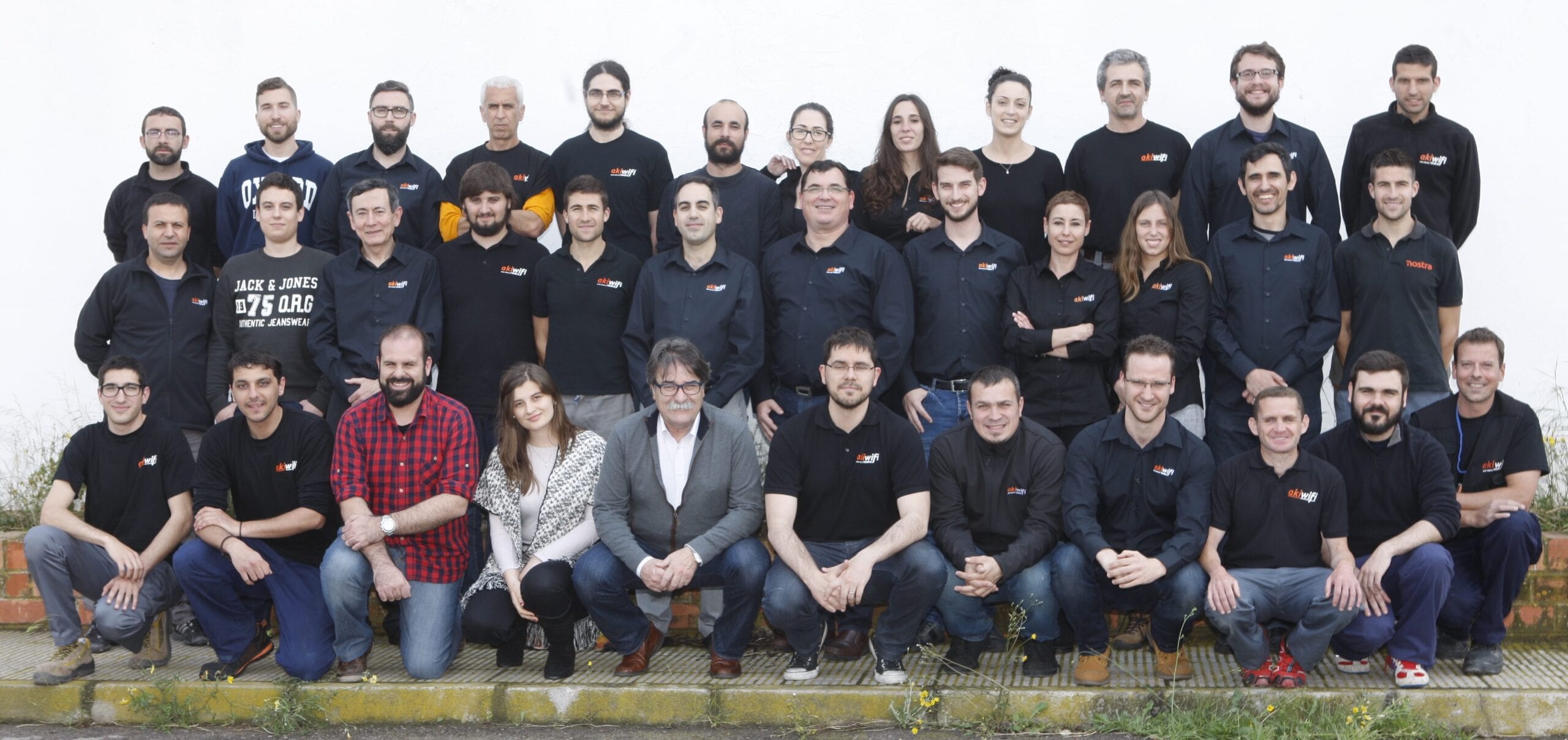 Foto de grupo de un gran número de empleados de akiwifi posando juntos
