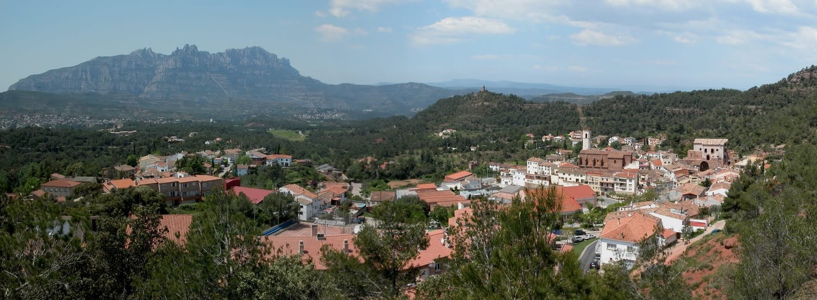 Vista panorámica de Vacarisses con el macizo de Montserrat al fondo