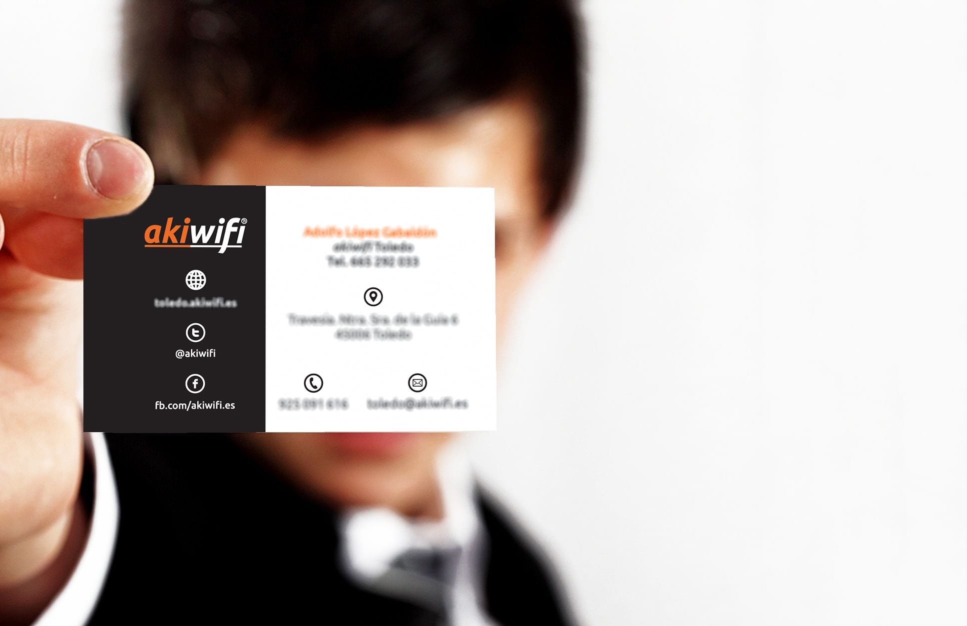 Mockup de una tarjeta de visita de akiwifi sostenida en la mano