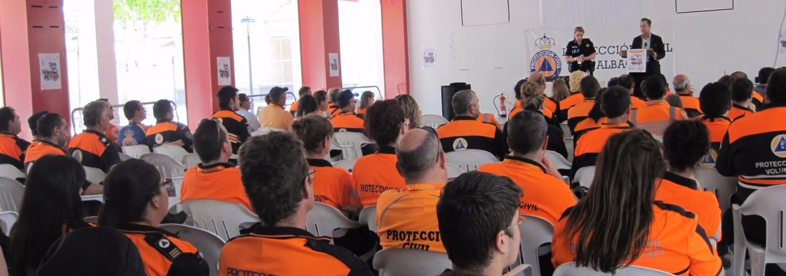 Voluntarios de Protección Civil sentados durante un acto de la III Jornada Regional de Agrupaciones de Albacete