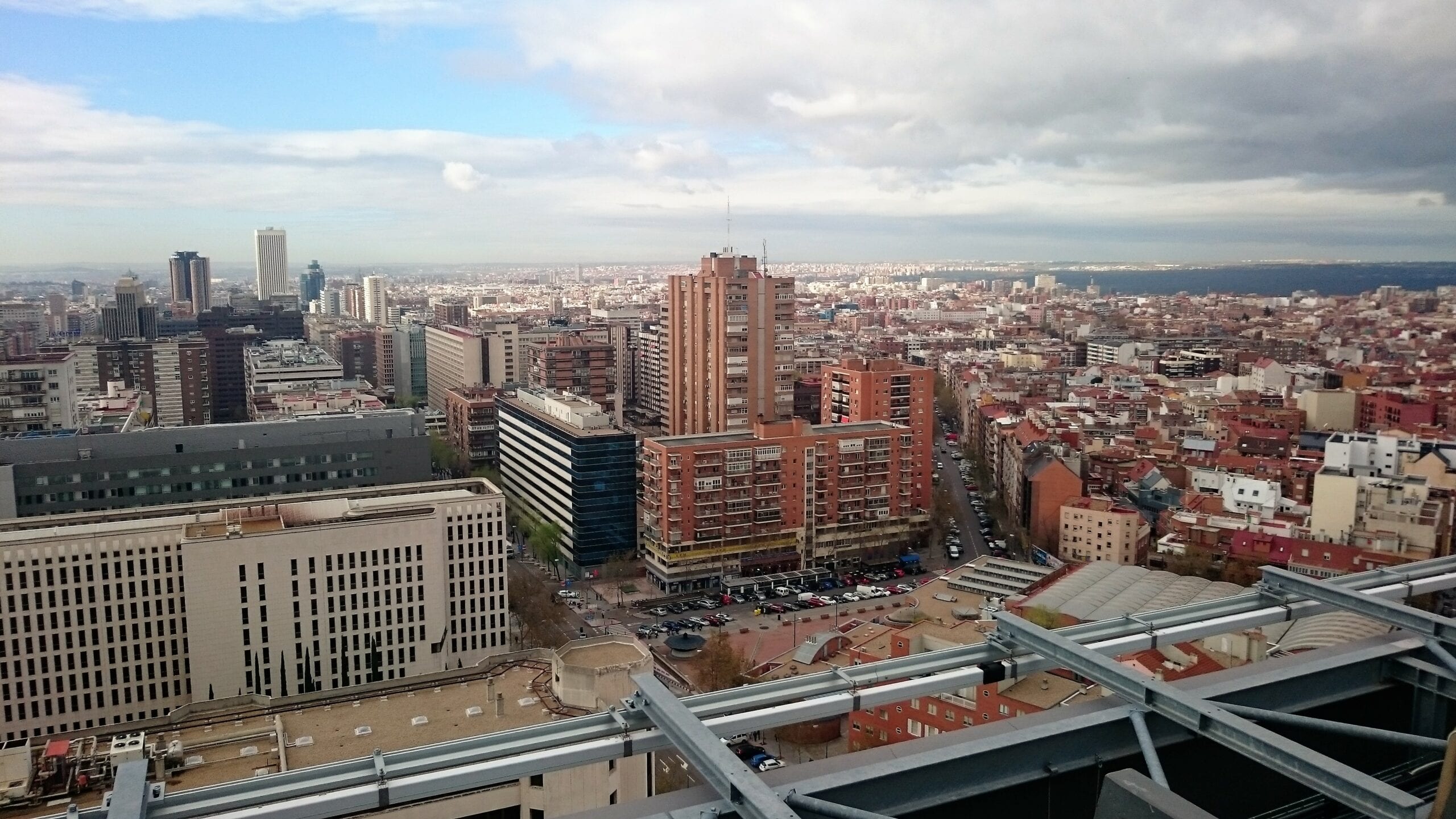 Vista panorámica de los tejados de Madrid desde una azotea en altura