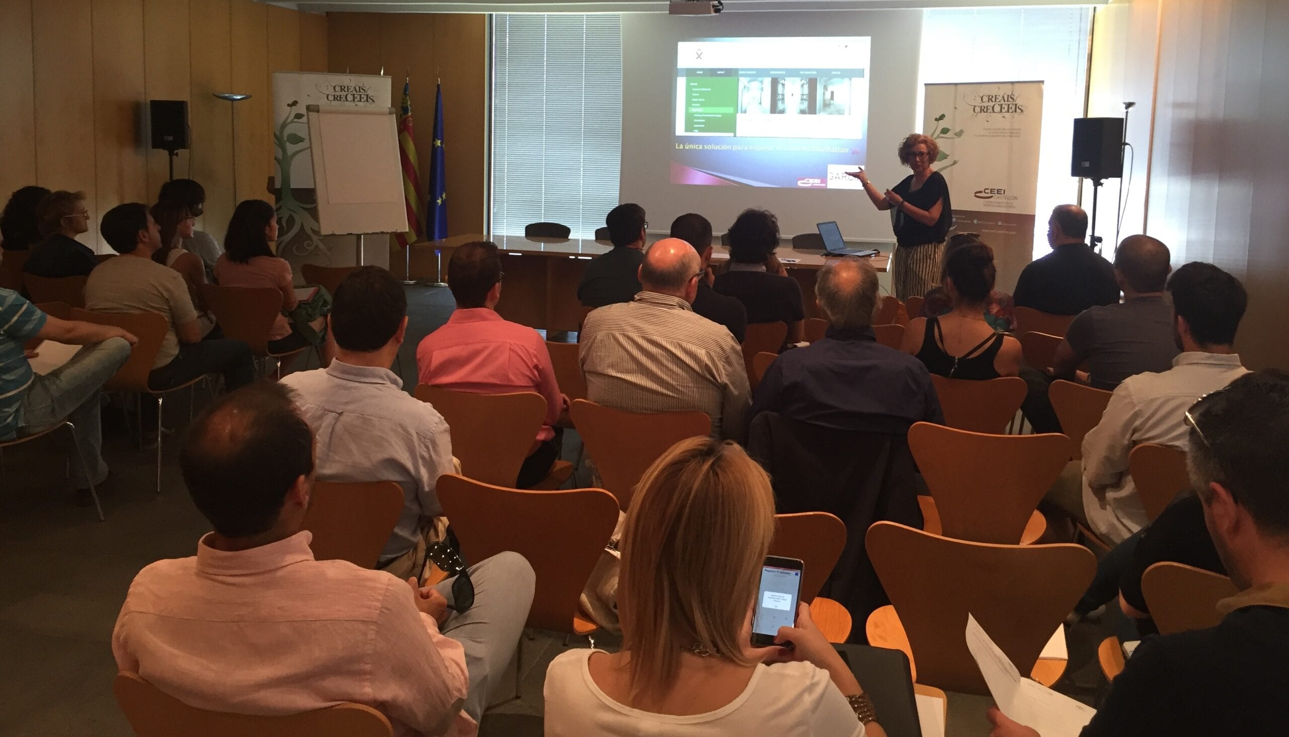 Ponente impartiendo una charla sobre marketing digital ante el público asistente en una jornada del CEEI