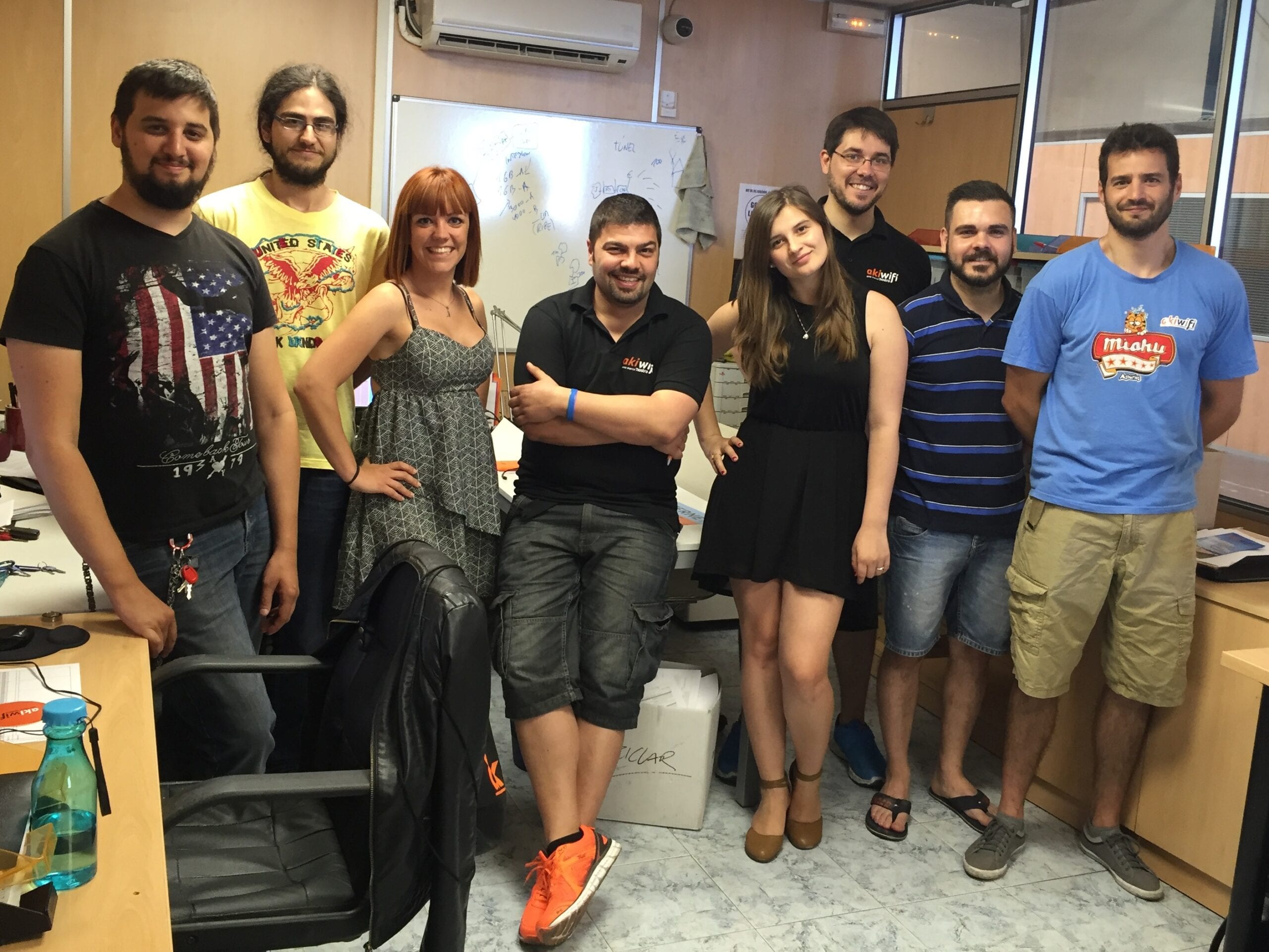 Foto de grupo del equipo del departamento de clientes de akiwifi en su oficina