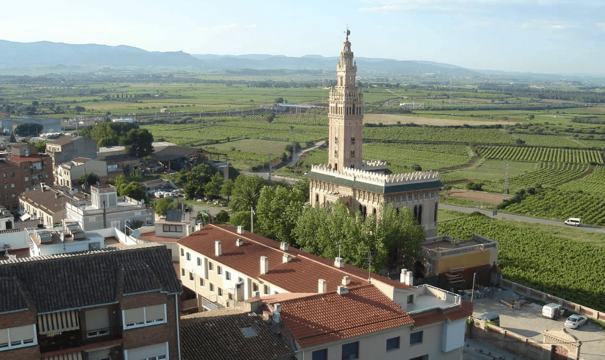 Torre neomudéjar de estilo Giralda en Torredembarra, rodeada de viñedos
