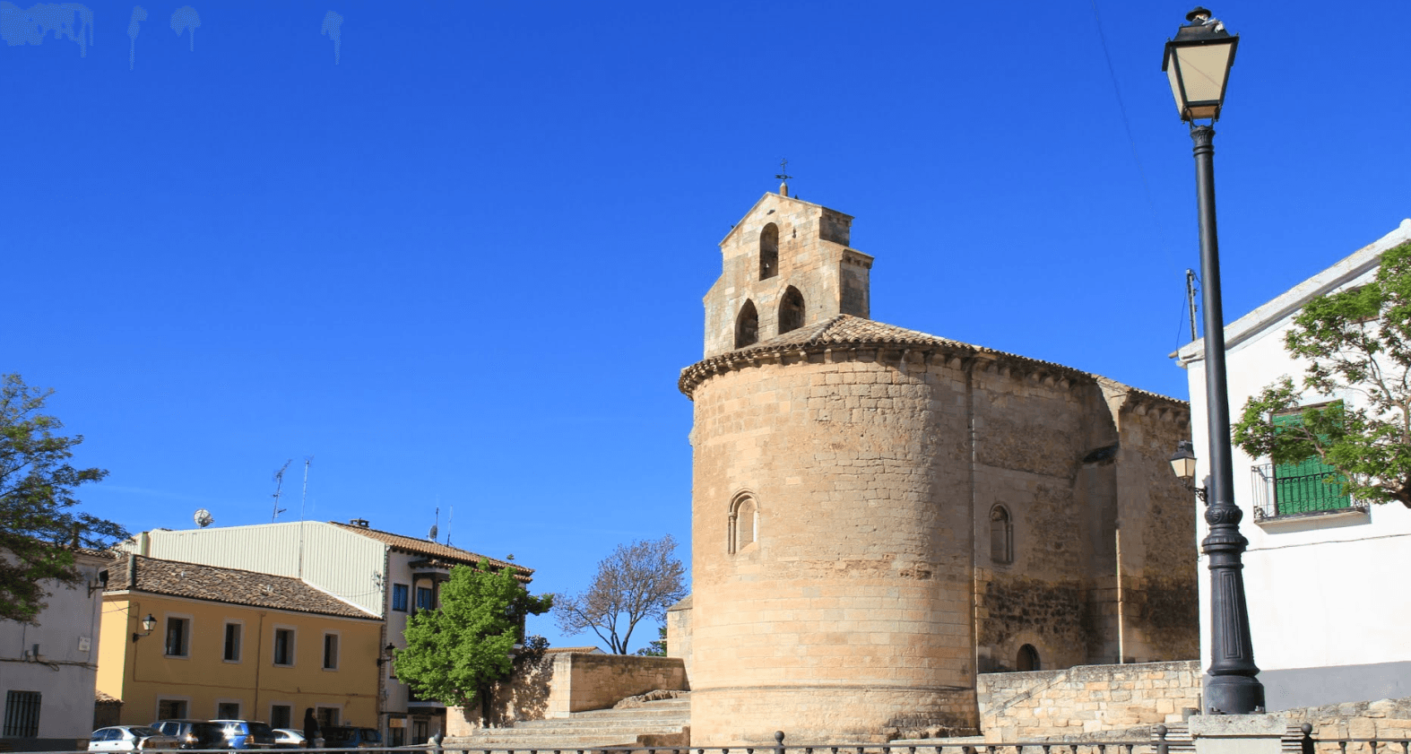 Iglesia románica de Arcas, en Cuenca, con su torre y farola en primer plano