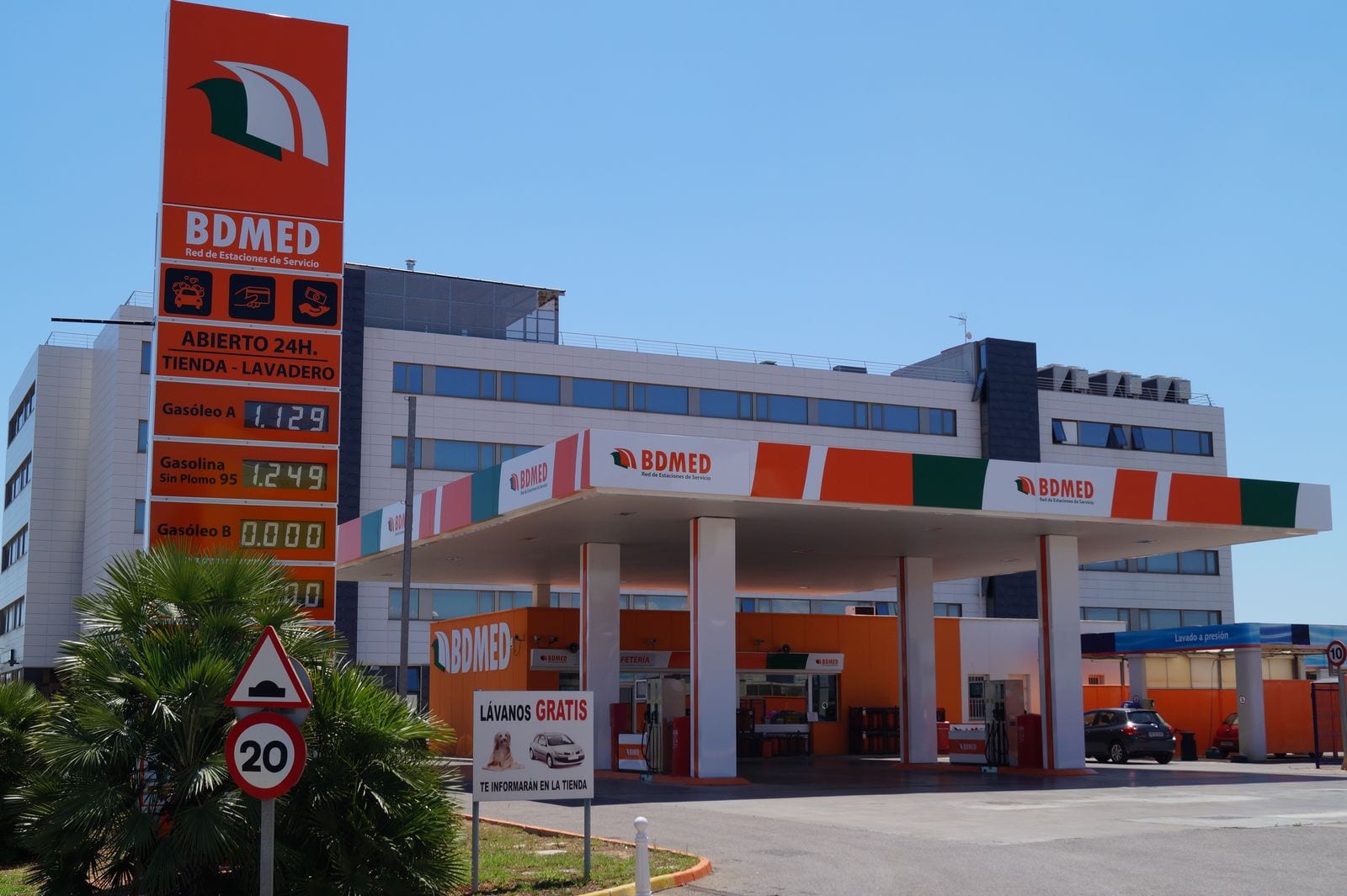Fachada de una gasolinera de la red BDMED con los precios del combustible