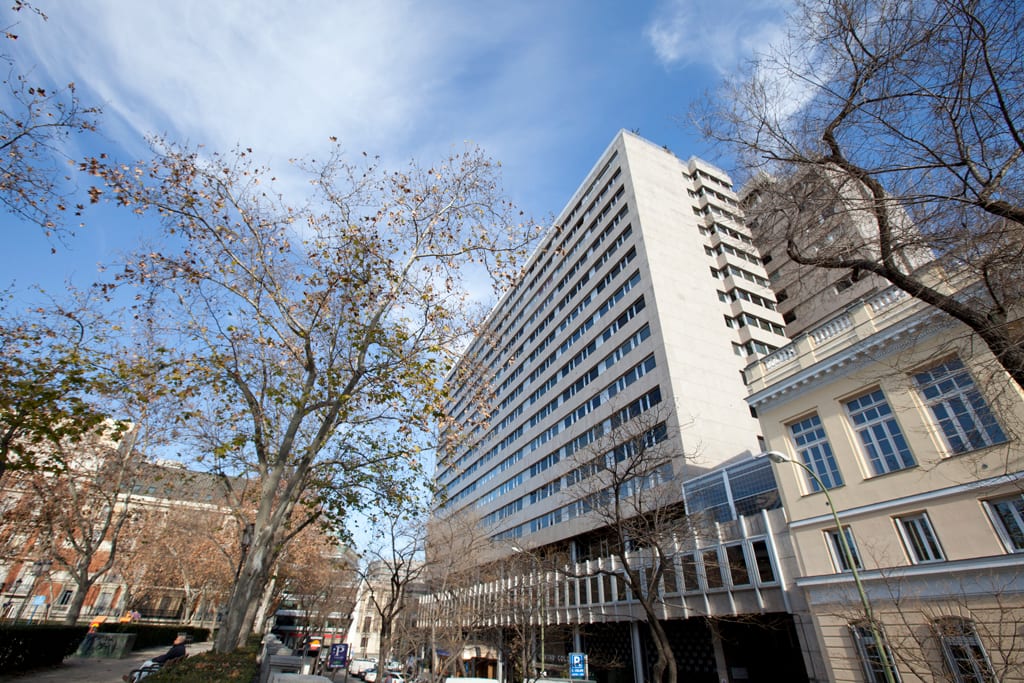 Fachada de un edificio de oficinas en una avenida de Madrid