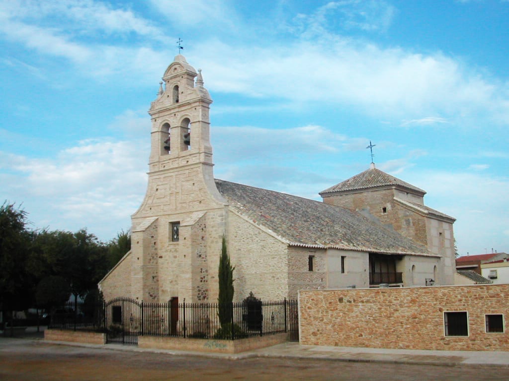 Iglesia de piedra con torre campanario en Torralba de Calatrava (Ciudad Real)