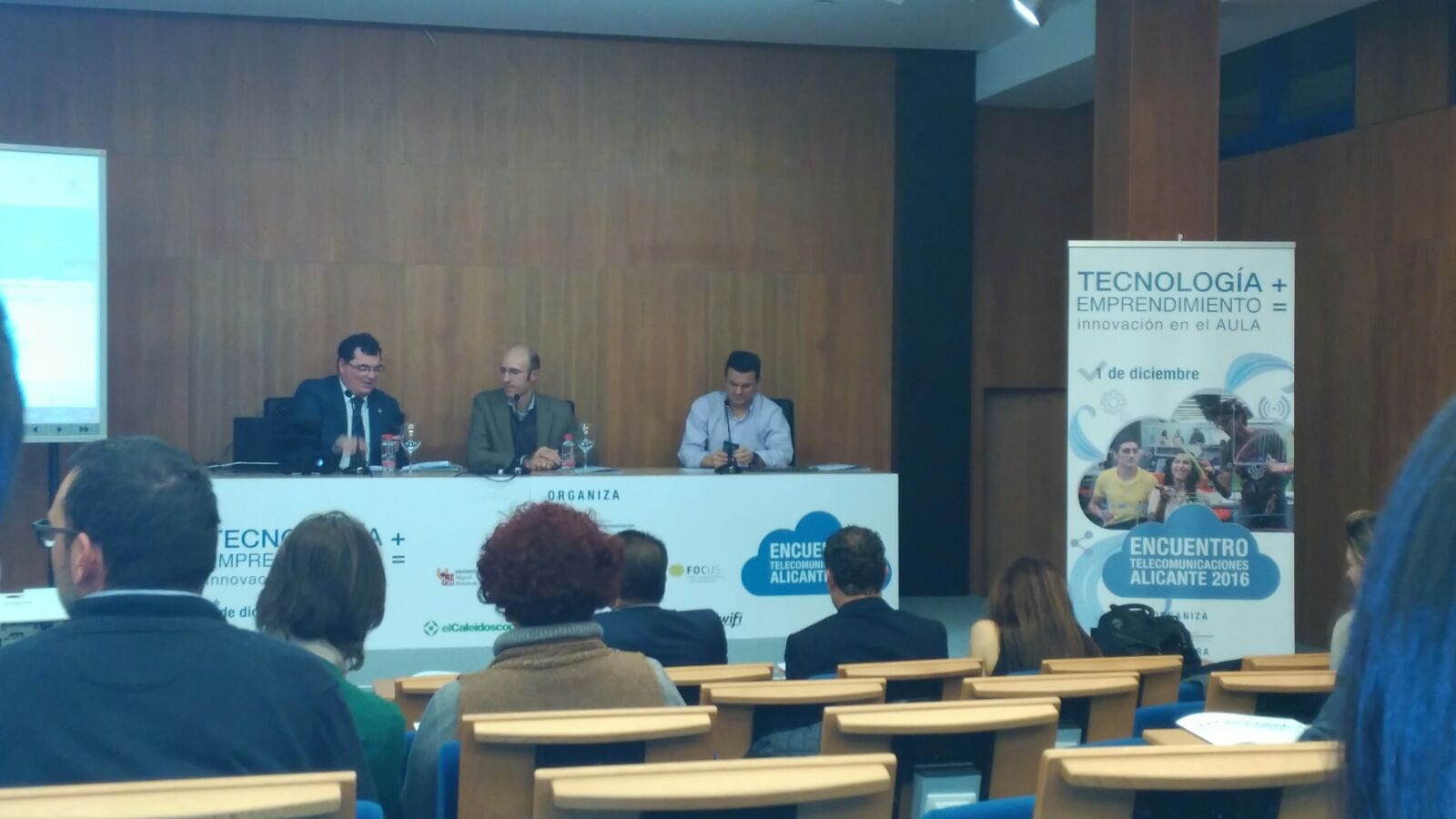 Mesa de ponentes durante el Encuentro de las Telecomunicaciones de Alicante 2016, con el cartel «Tecnología + Emprendimiento» al fondo