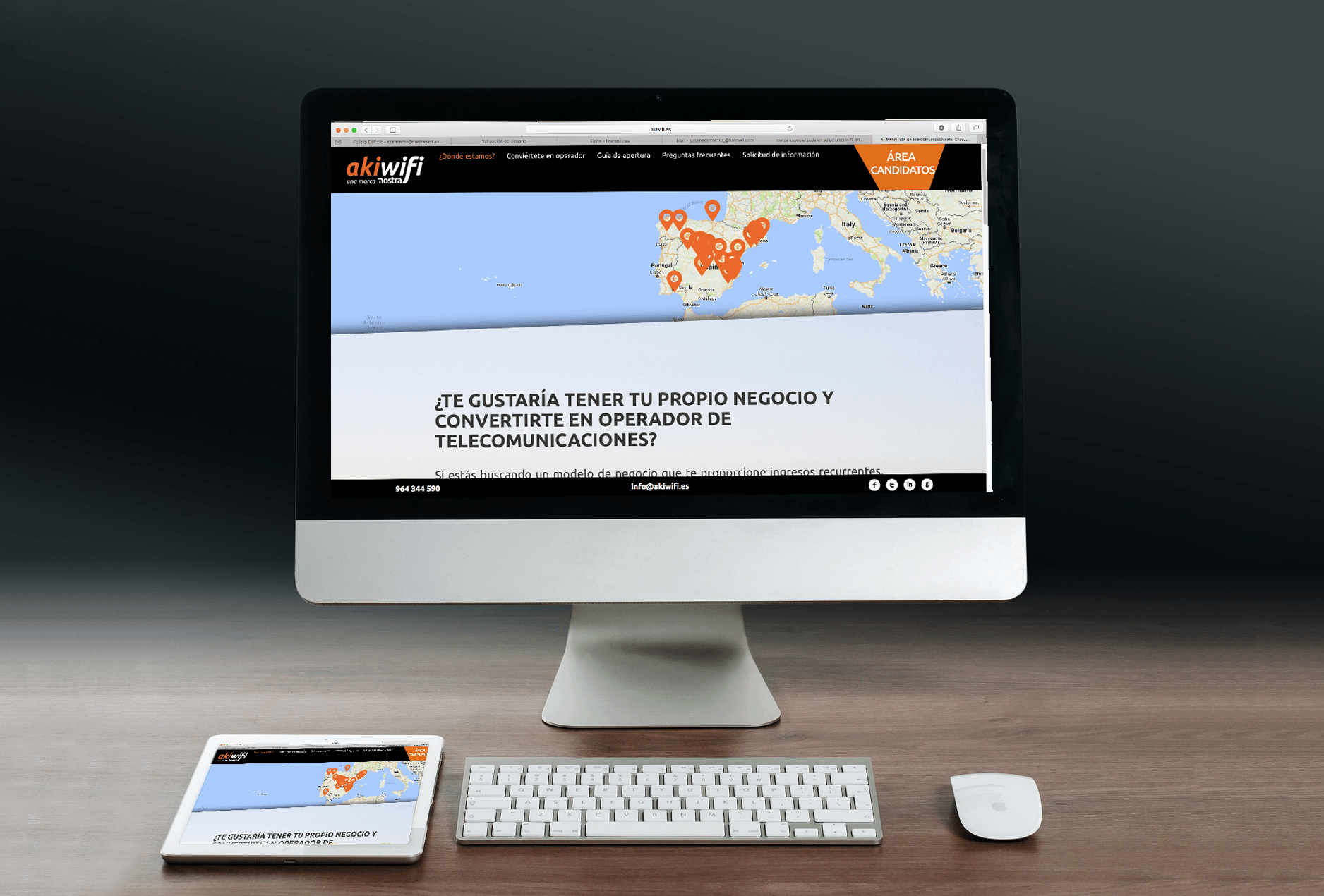 Ordenador y tableta mostrando la web de akiwifi con el mapa de sus franquicias en España