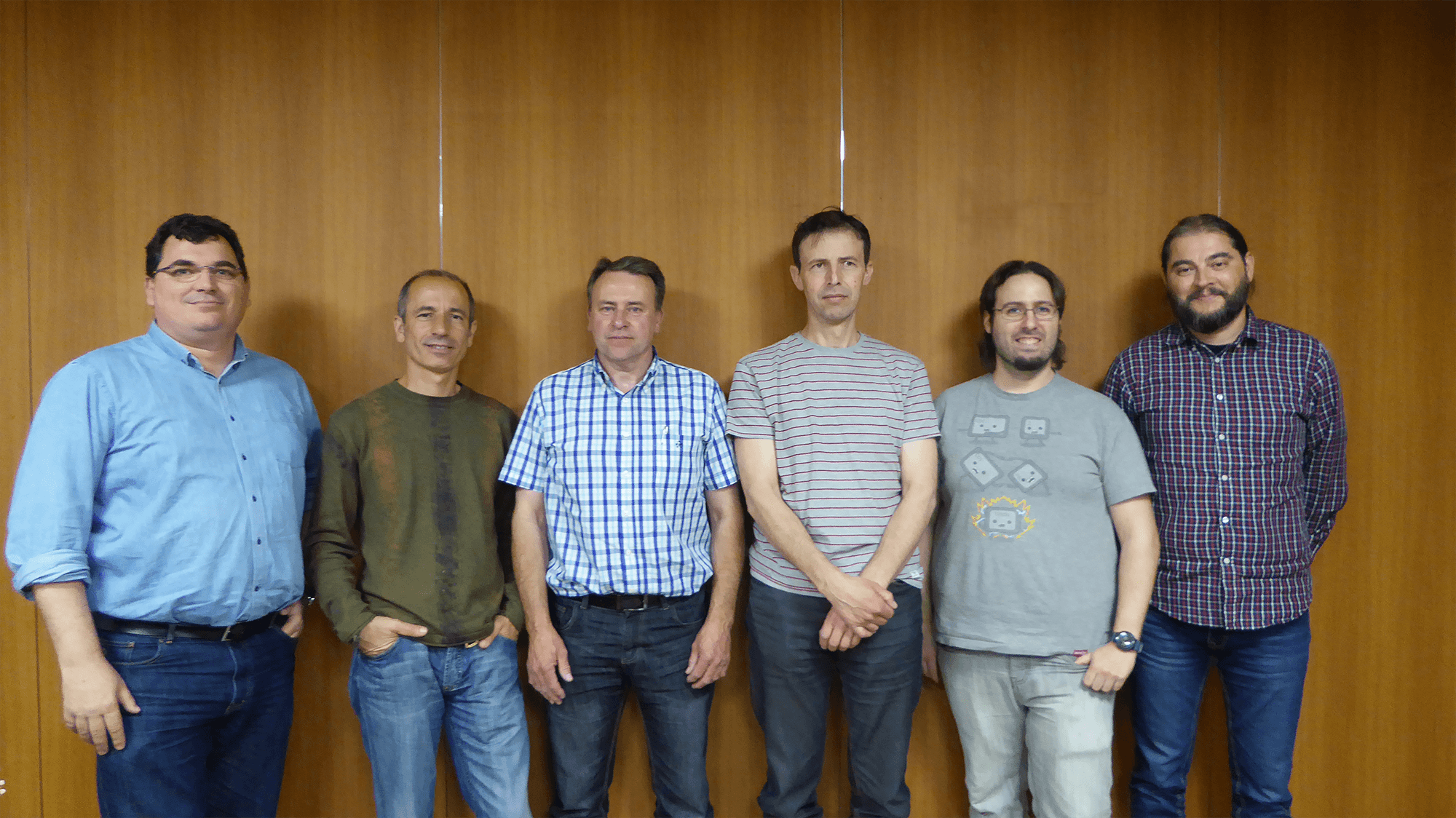 Seis hombres del equipo de akiwifi posando juntos tras una jornada de formación