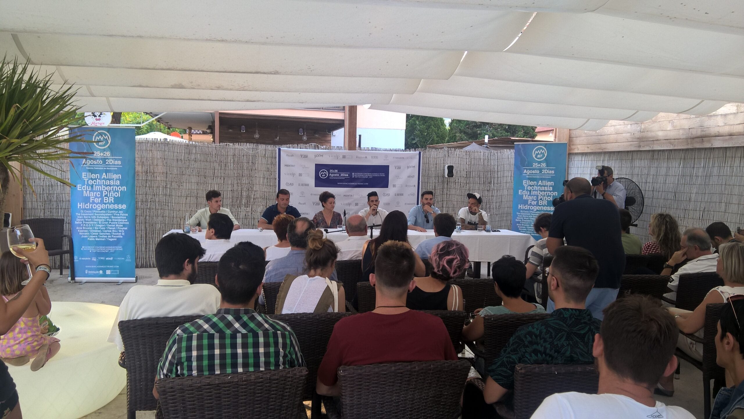 Photocall de presentación del Benicàssim Electronic Festival con los carteles del evento de fondo