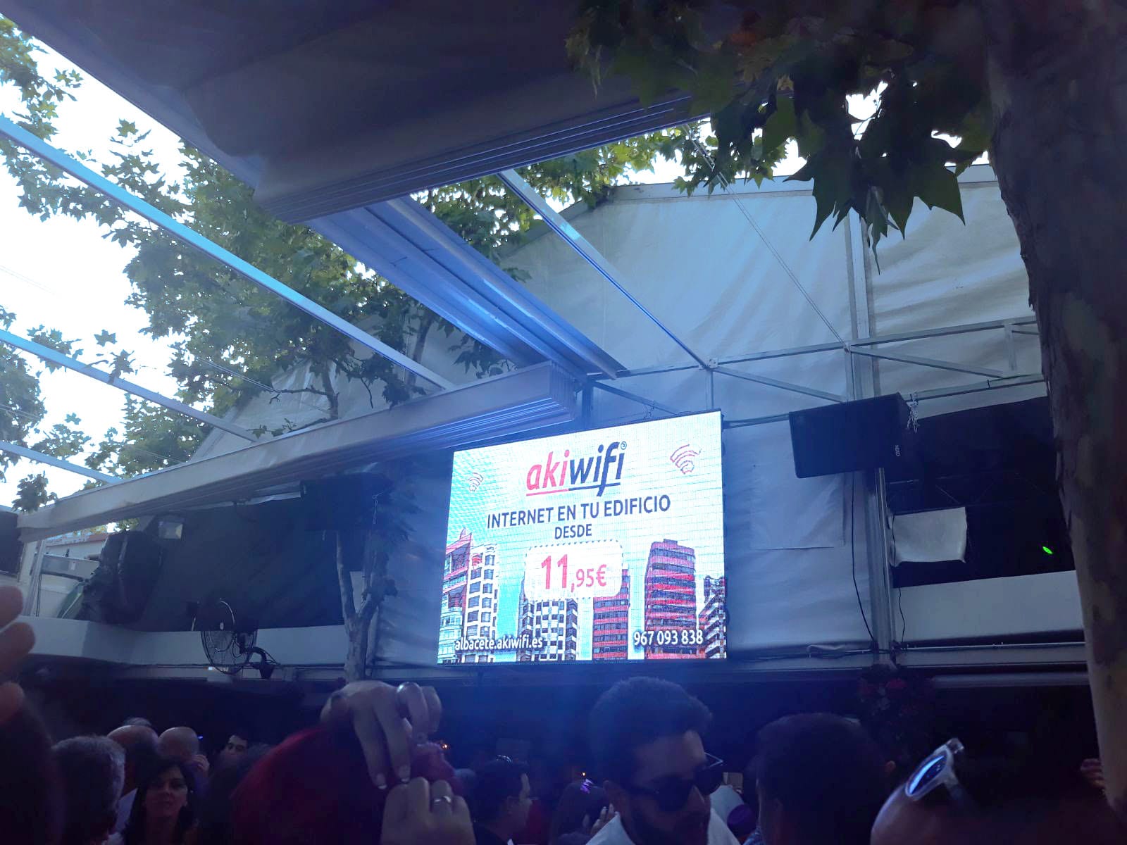Pantalla LED en la Feria de Albacete anunciando la oferta de akiwifi de internet en el edificio desde 11,95€
