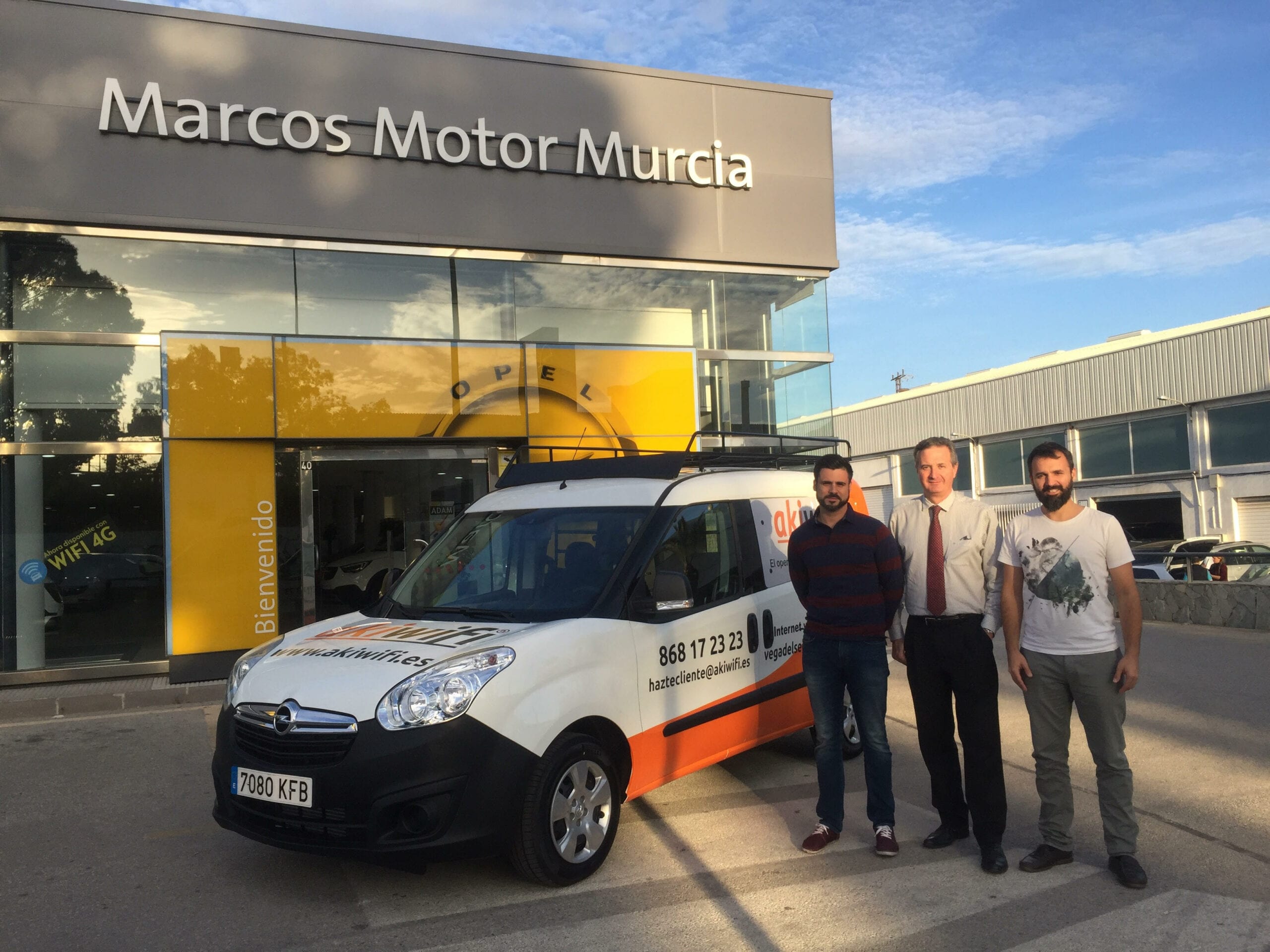 Tres personas posando junto a una furgoneta rotulada de akiwifi Vega del Segura, frente al concesionario Marcos Motor Murcia