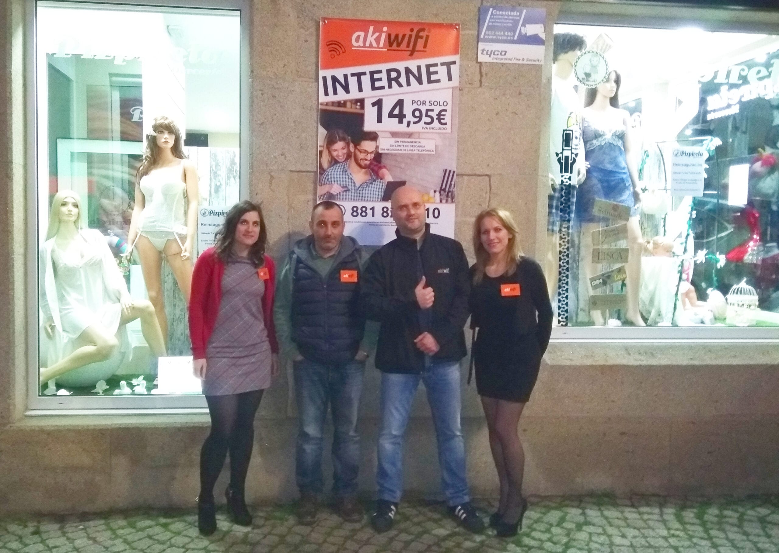 Los franquiciados de akiwifi Barbanza posan junto al cartel de la tienda Pizpireta en Pobra do Caramiñal, durante la fiesta de presentación