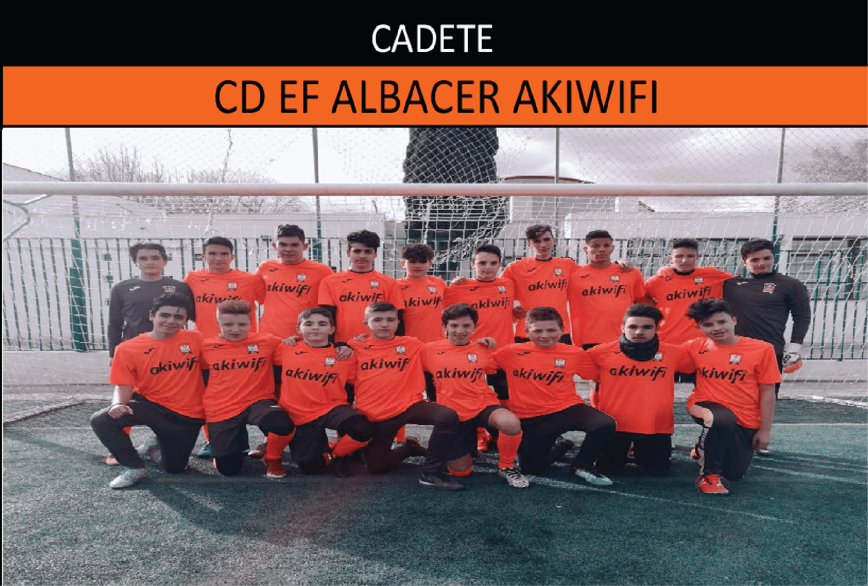 Equipo cadete del CD EF Albacer akiwifi posando en el campo de fútbol