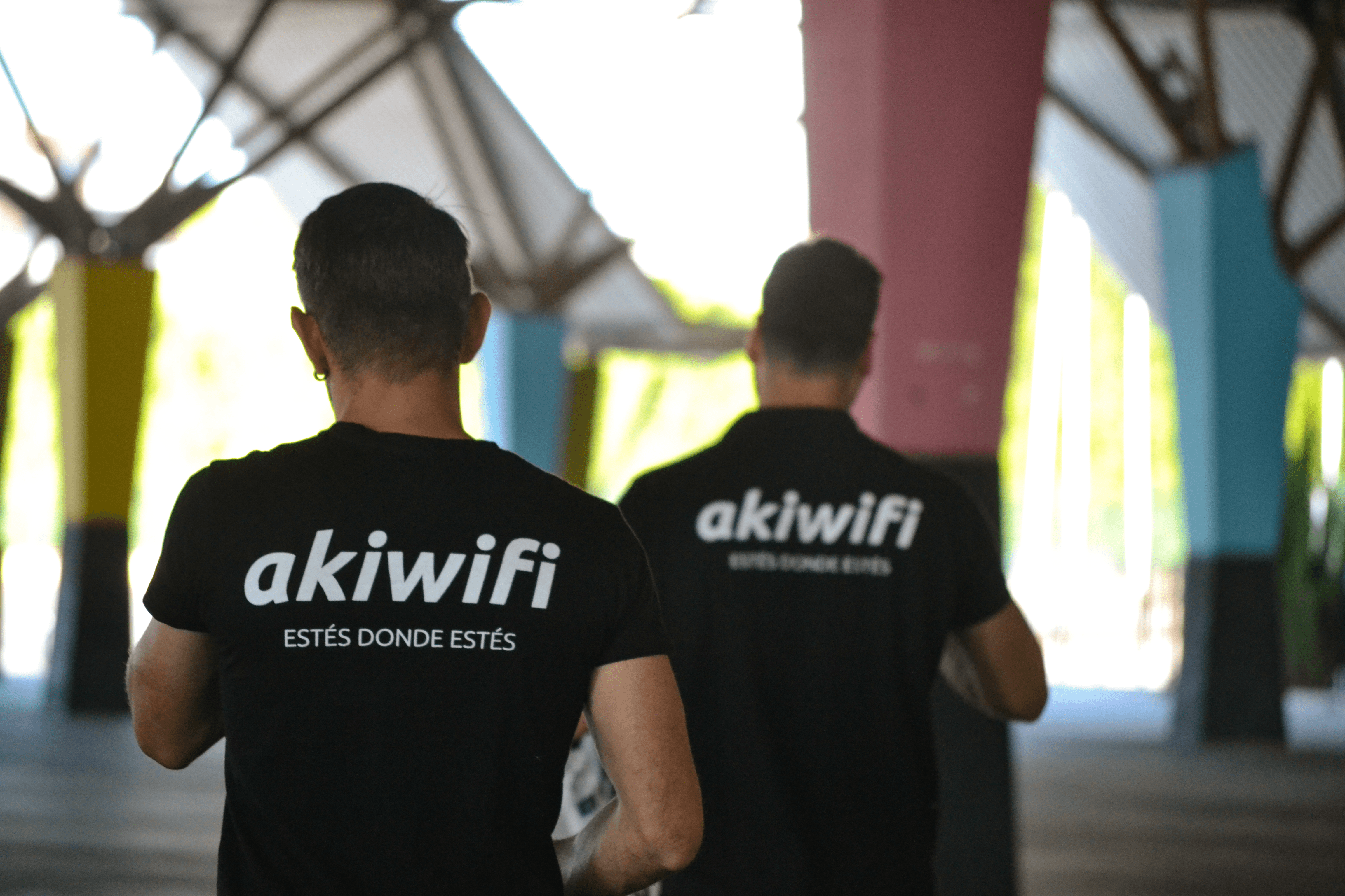 Dos trabajadores de Akiwifi con la camiseta corporativa «Estés donde estés»