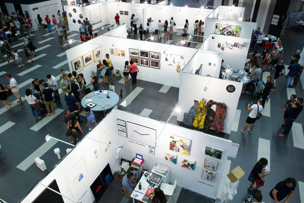 Vista aérea de los pasillos y estands de la Feria Marte, con numeroso público visitante
