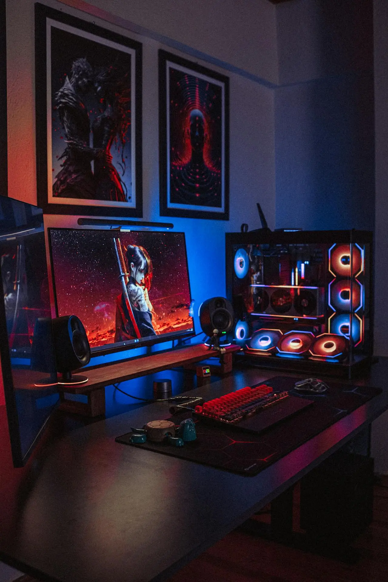 Setup de PC gamer moderno con iluminación RGB y conexión de fibra óptica rápida.